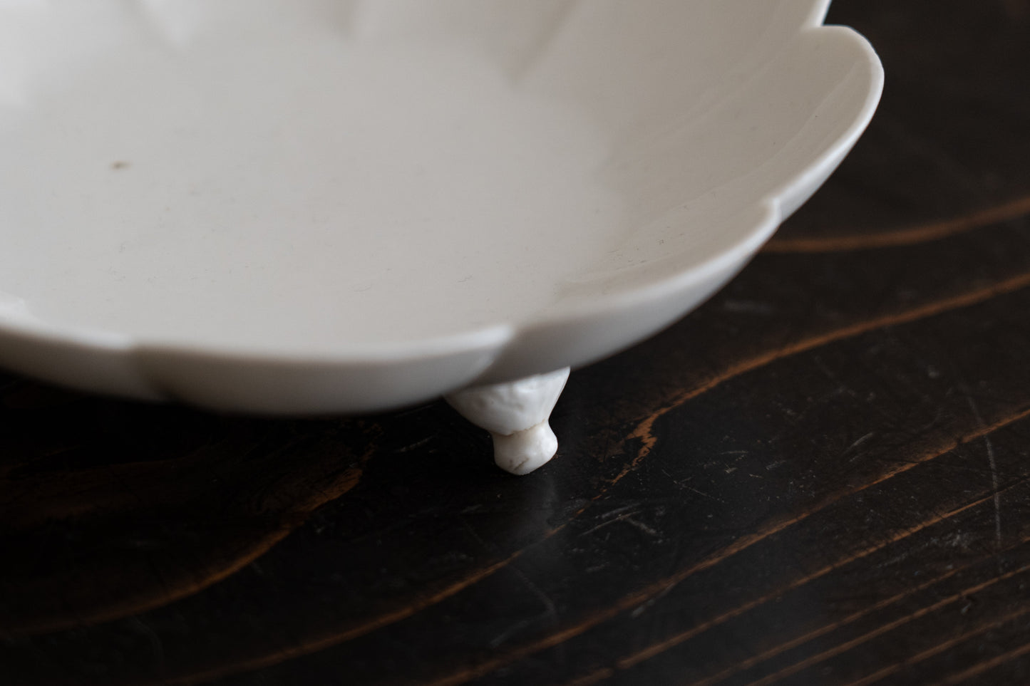 Set of five chrysanthemum shaped dishes, Kakiemon ware,