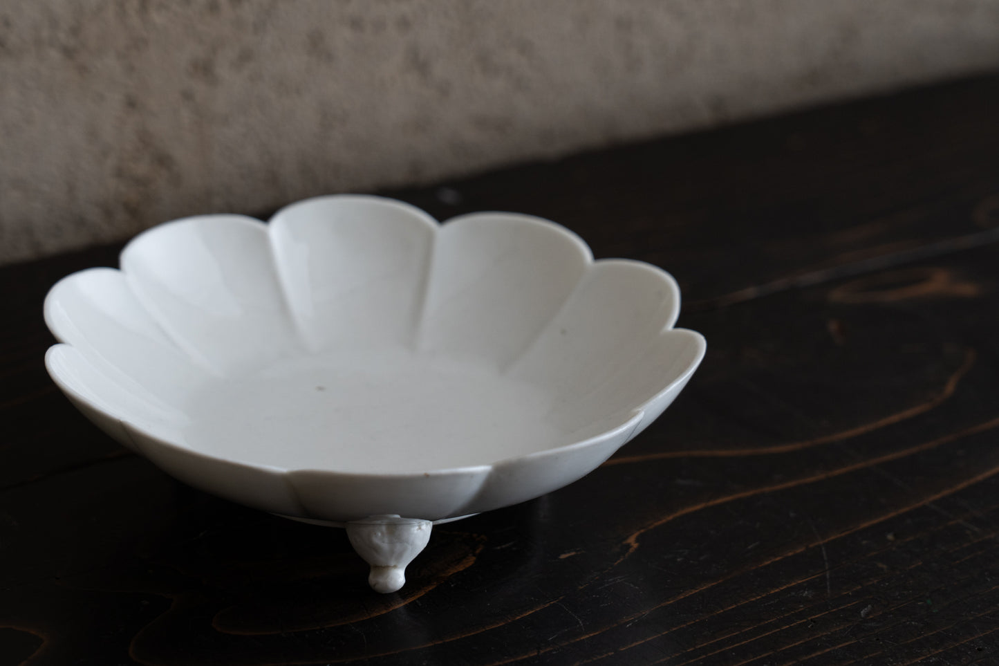 Set of five chrysanthemum shaped dishes, Kakiemon ware,