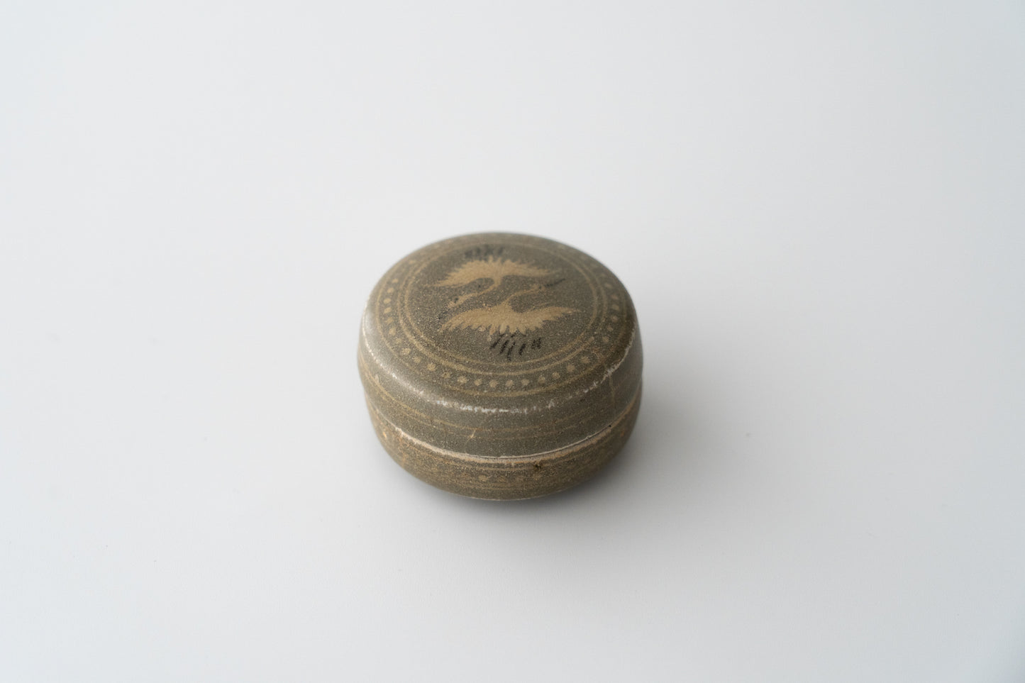 Small covered box, Celadon with inlaid paired cranes design