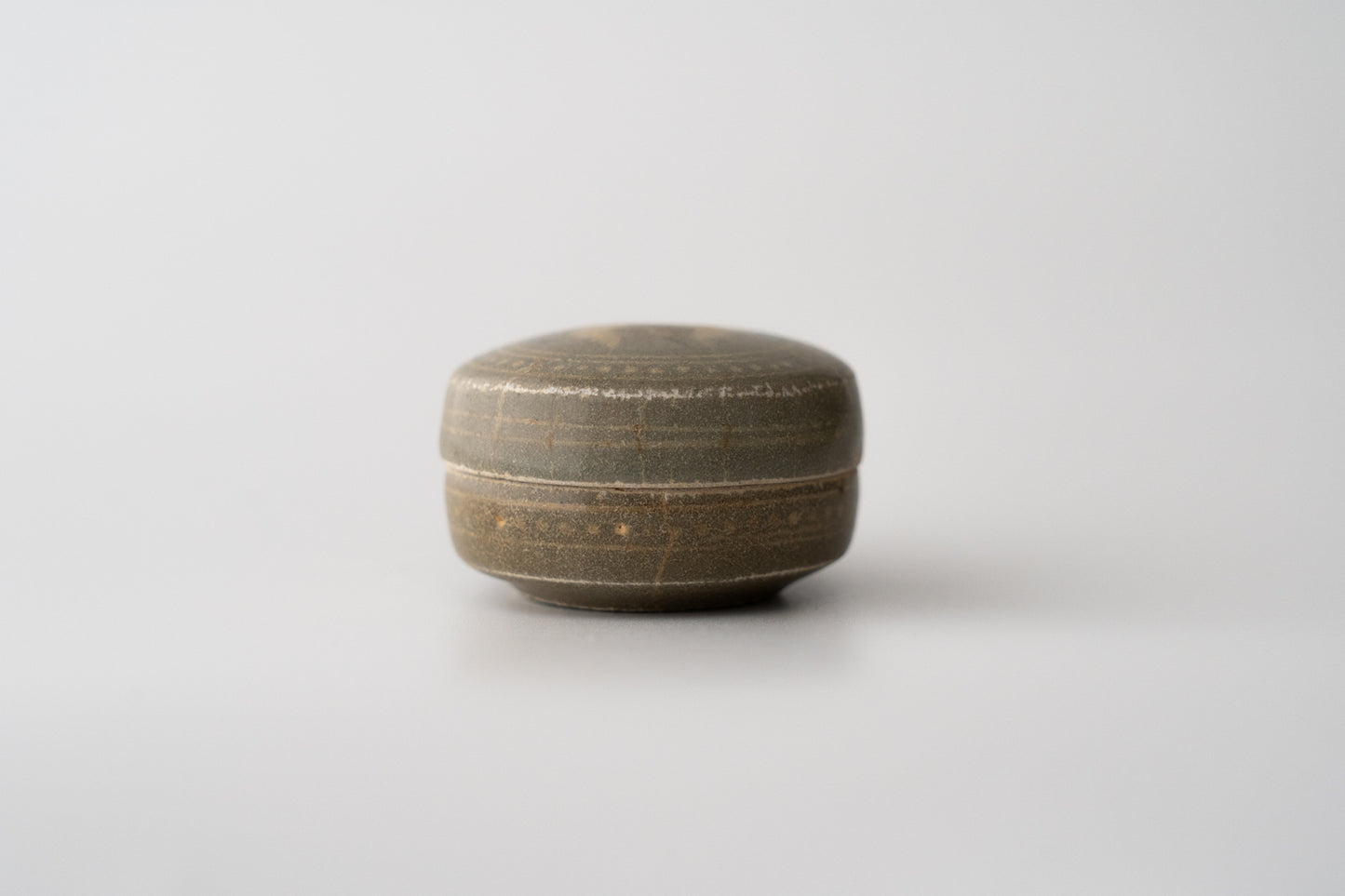 Small covered box, Celadon with inlaid paired cranes design