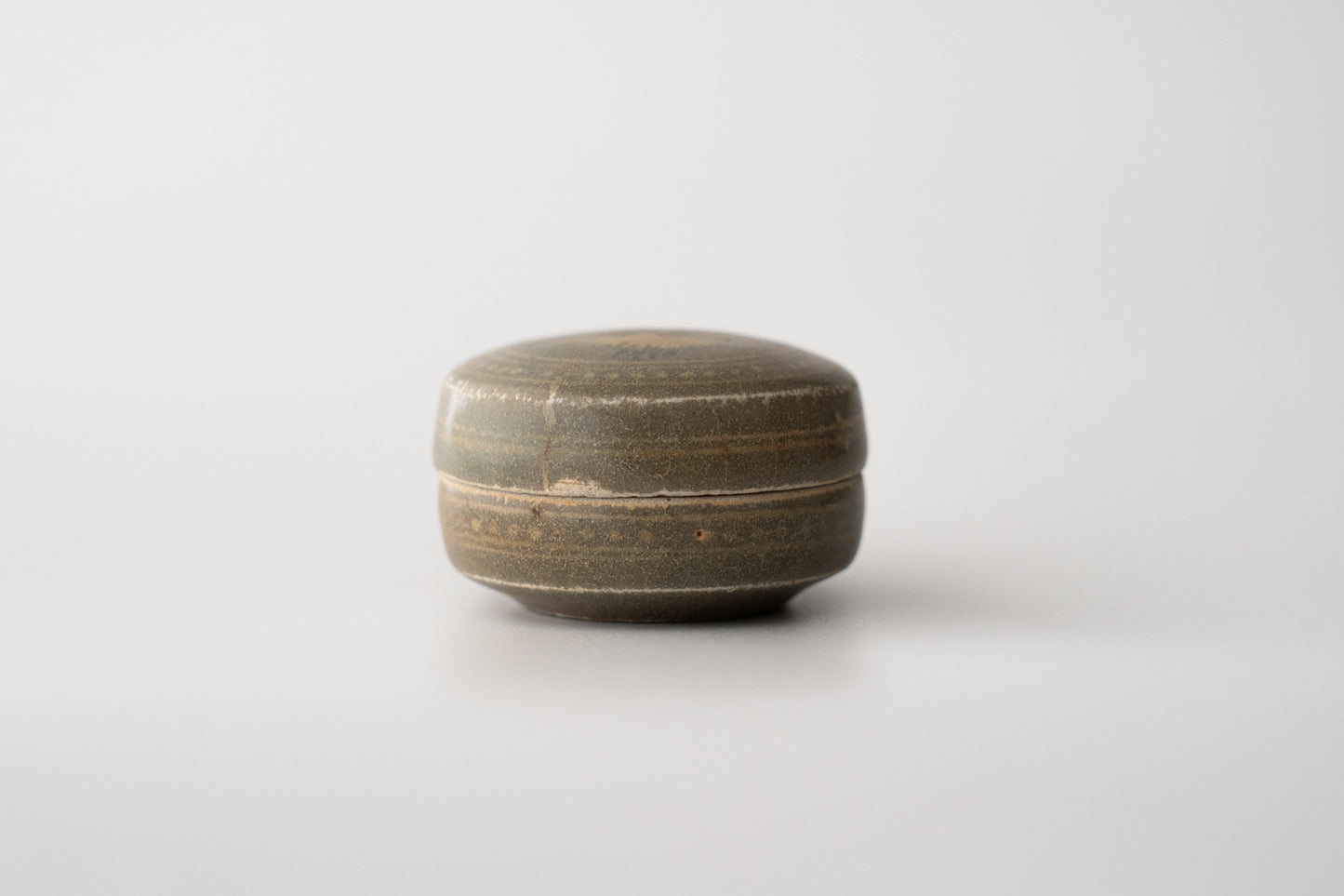 Small covered box, Celadon with inlaid paired cranes design