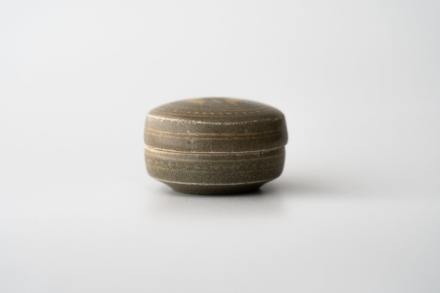 Small covered box, Celadon with inlaid paired cranes design