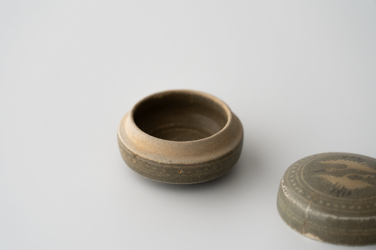 Small covered box, Celadon with inlaid paired cranes design