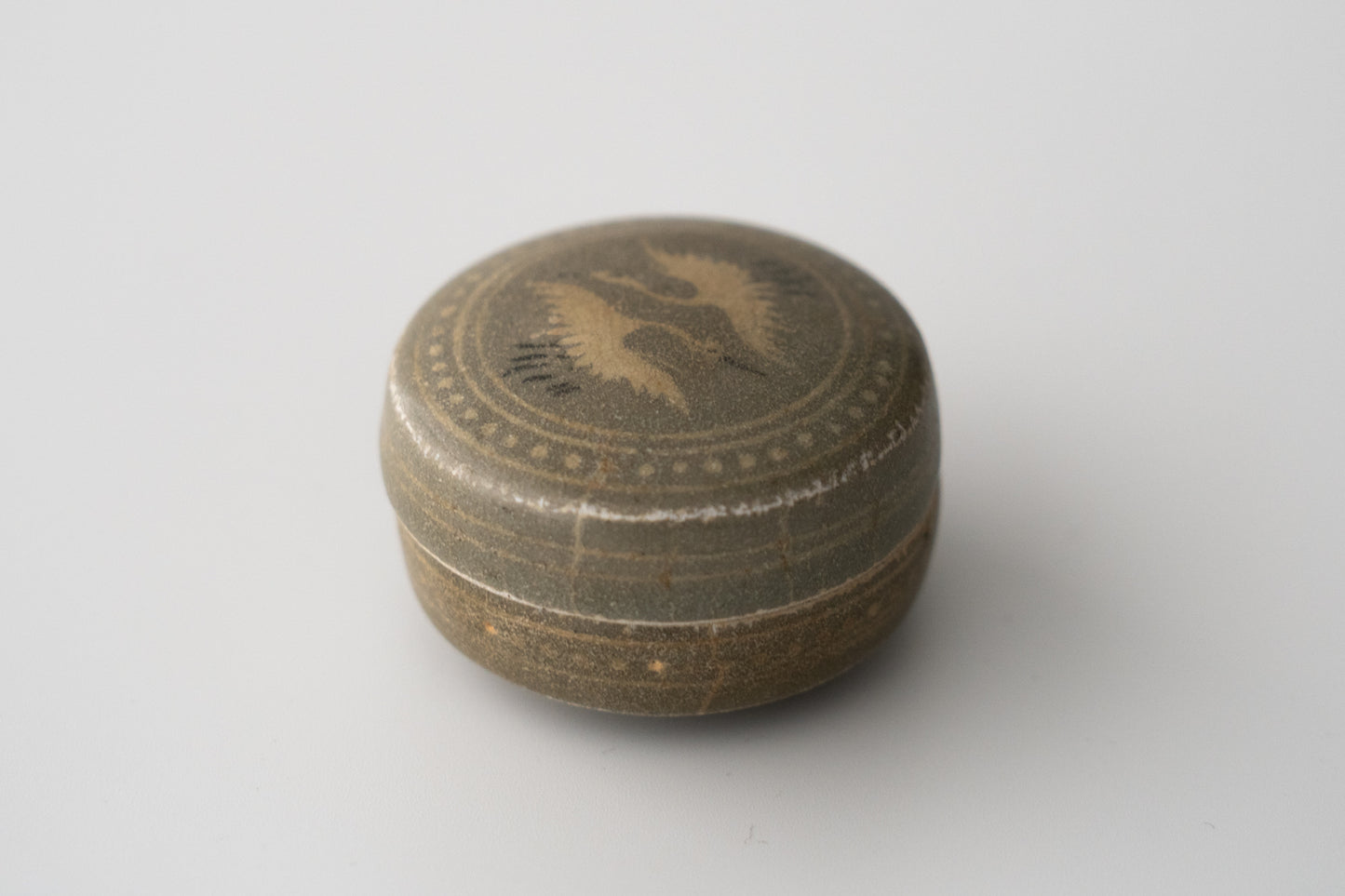 Small covered box, Celadon with inlaid paired cranes design