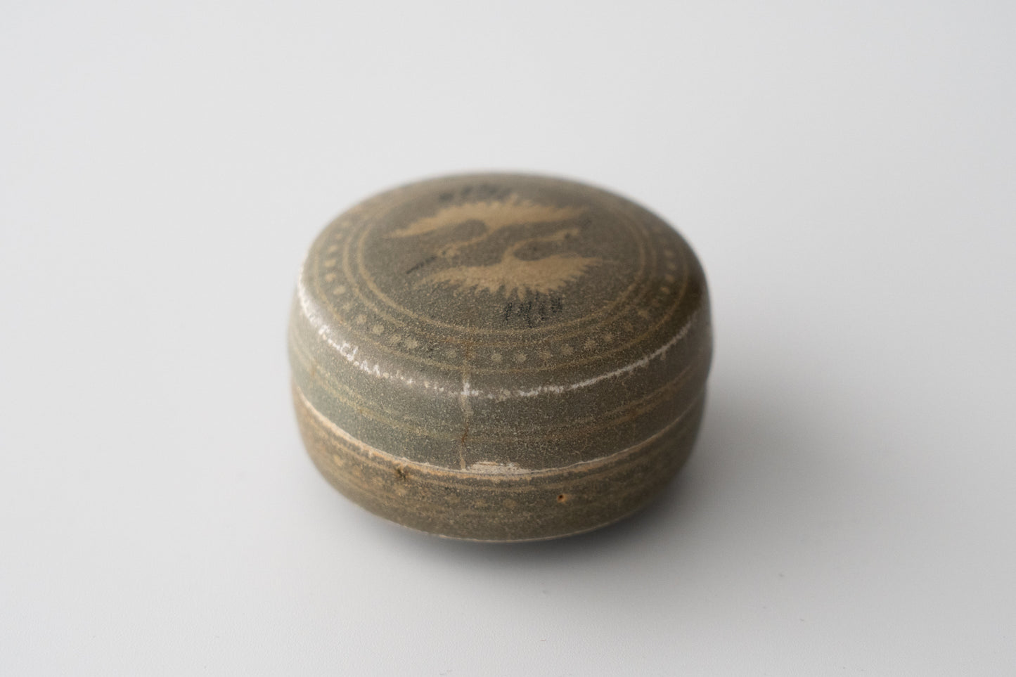Small covered box, Celadon with inlaid paired cranes design