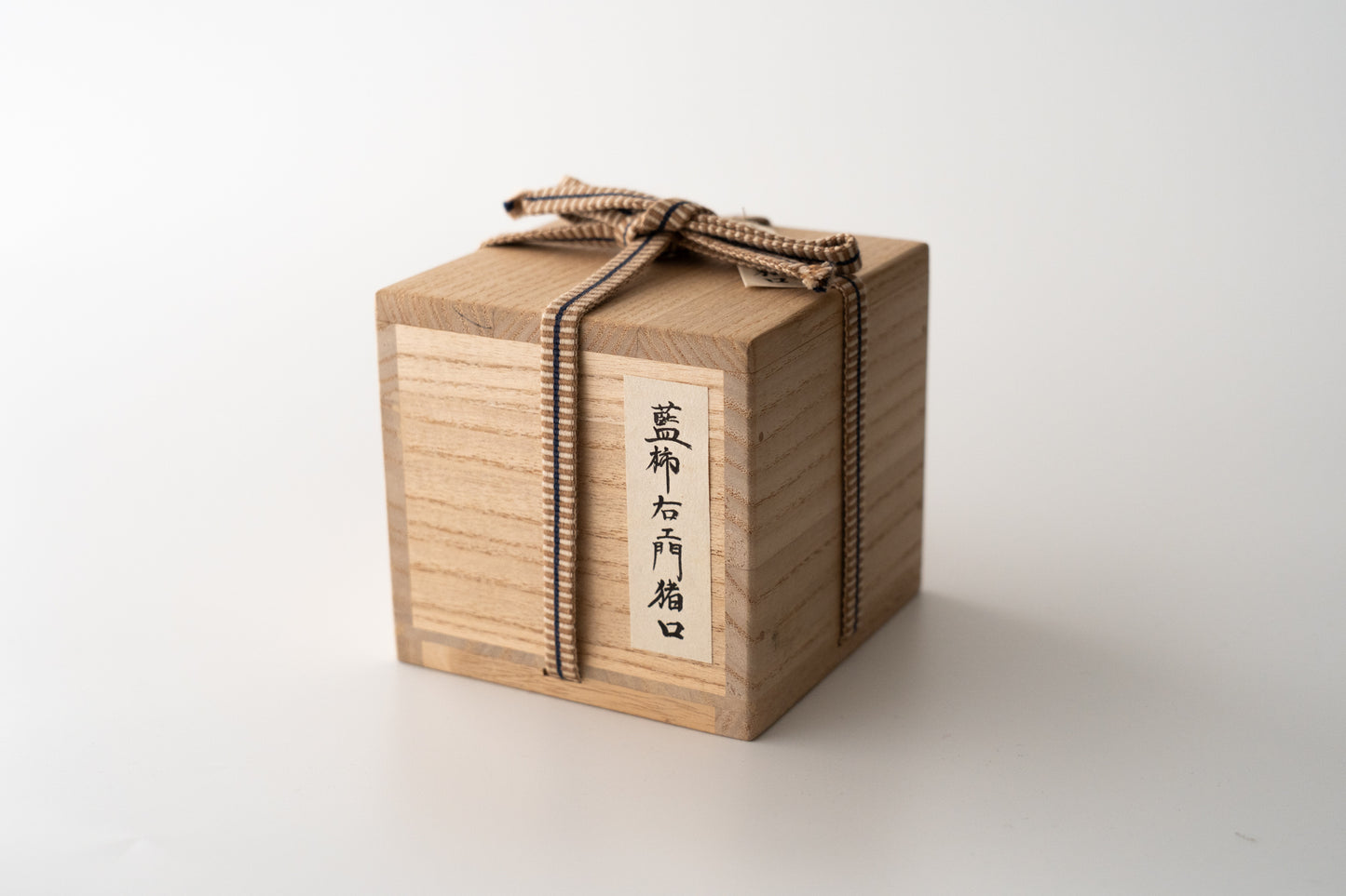 Sake cup with flower design, Imari ware in Kakiemon style