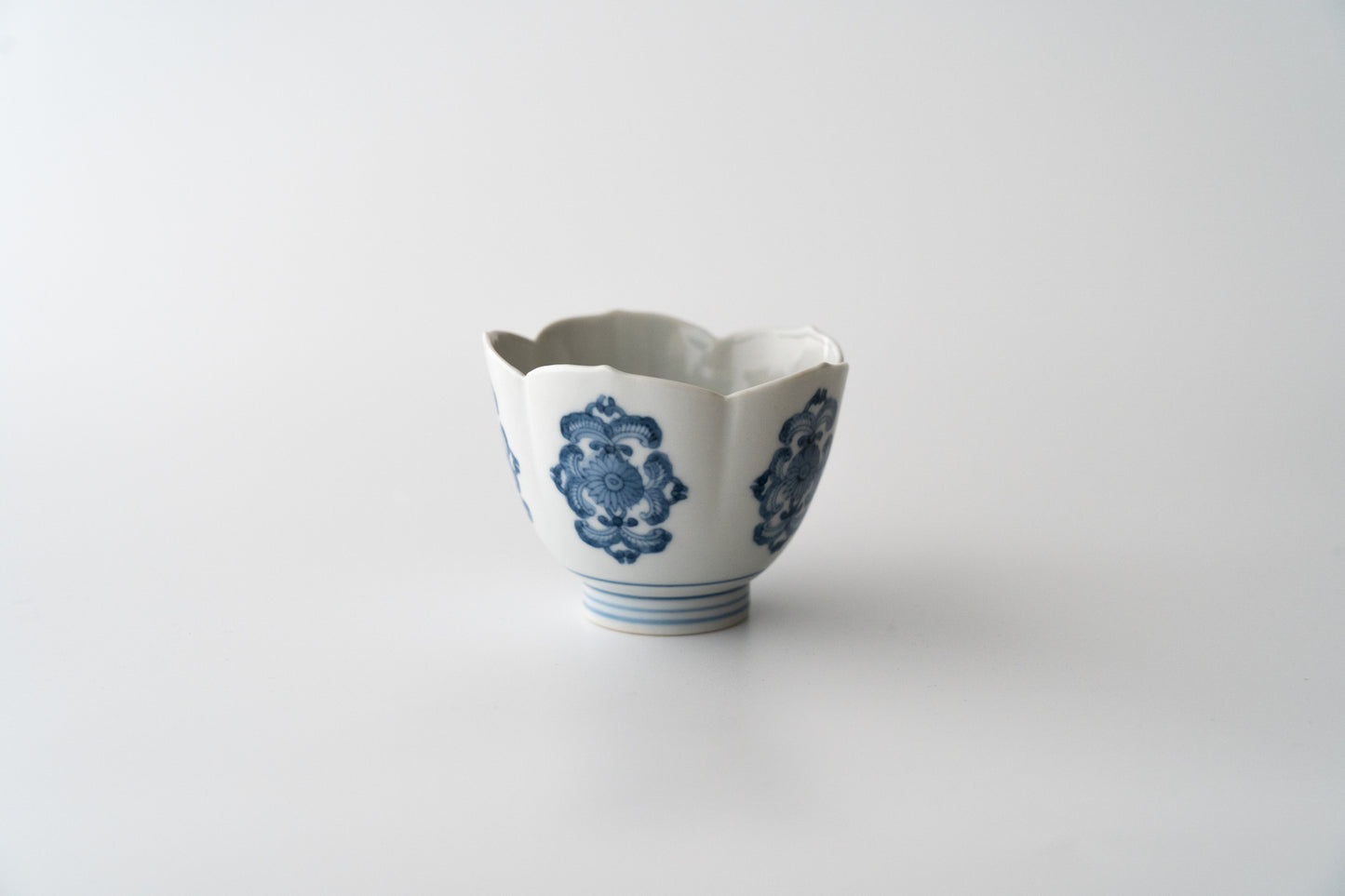 Sake cup with flower design, Imari ware in Kakiemon style
