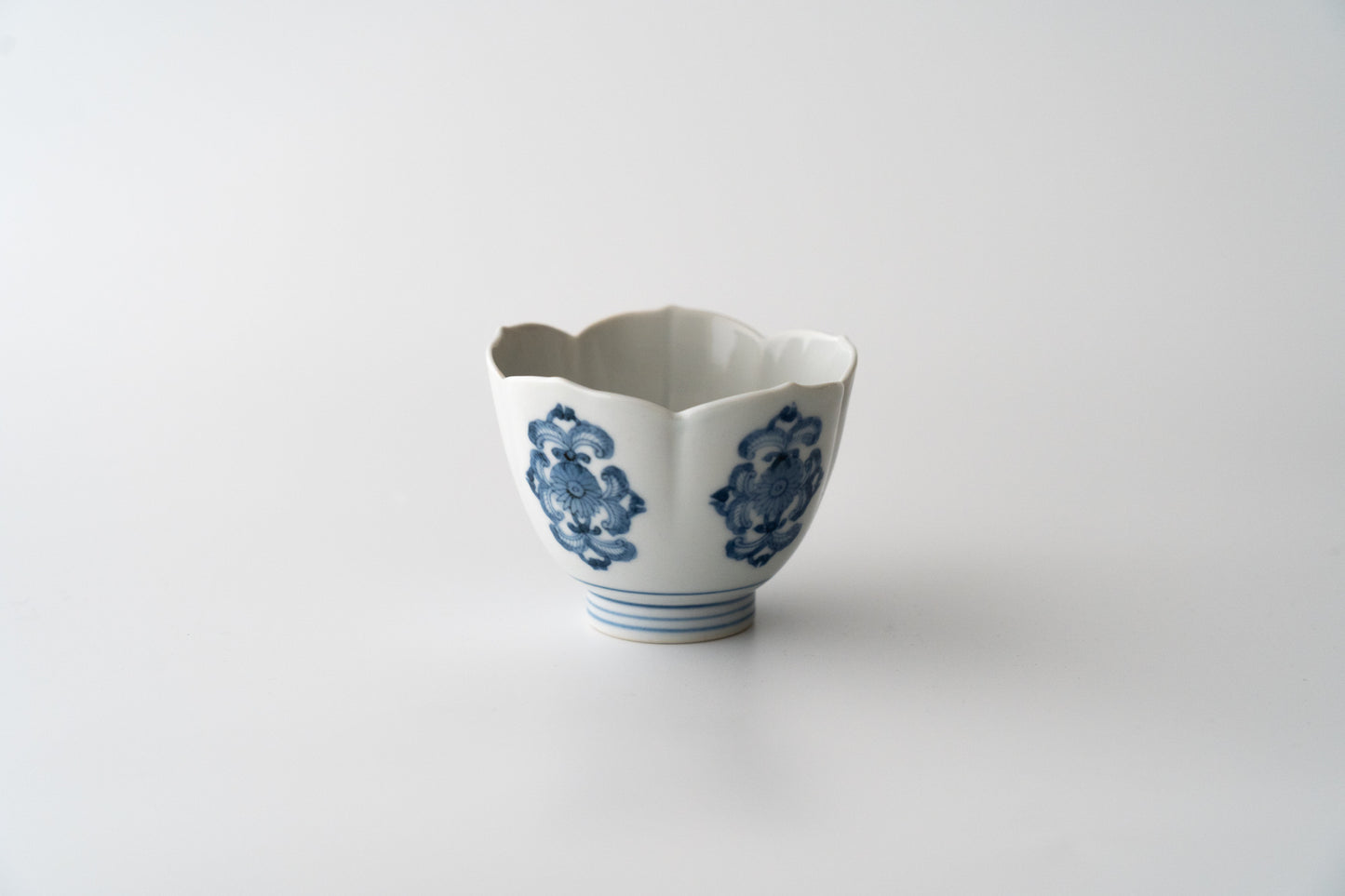 Sake cup with flower design, Imari ware in Kakiemon style