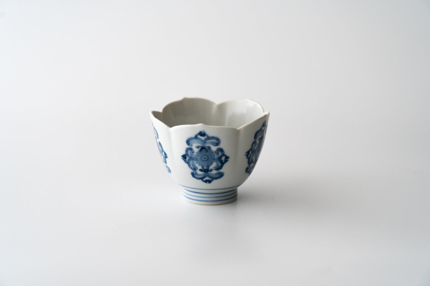Sake cup with flower design, Imari ware in Kakiemon style