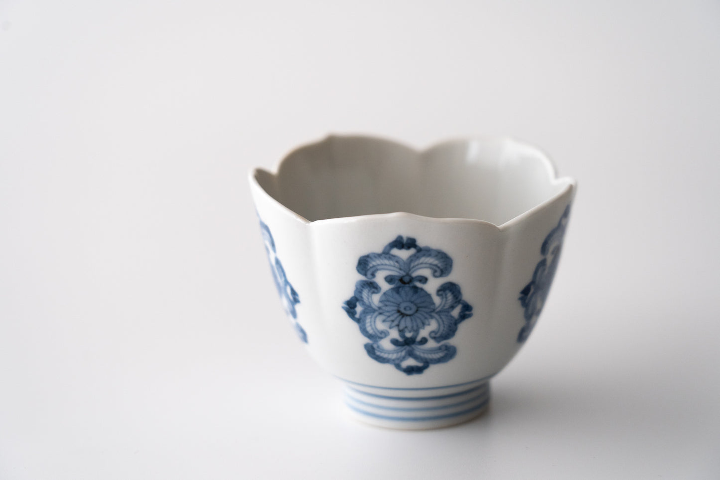 Sake cup with flower design, Imari ware in Kakiemon style