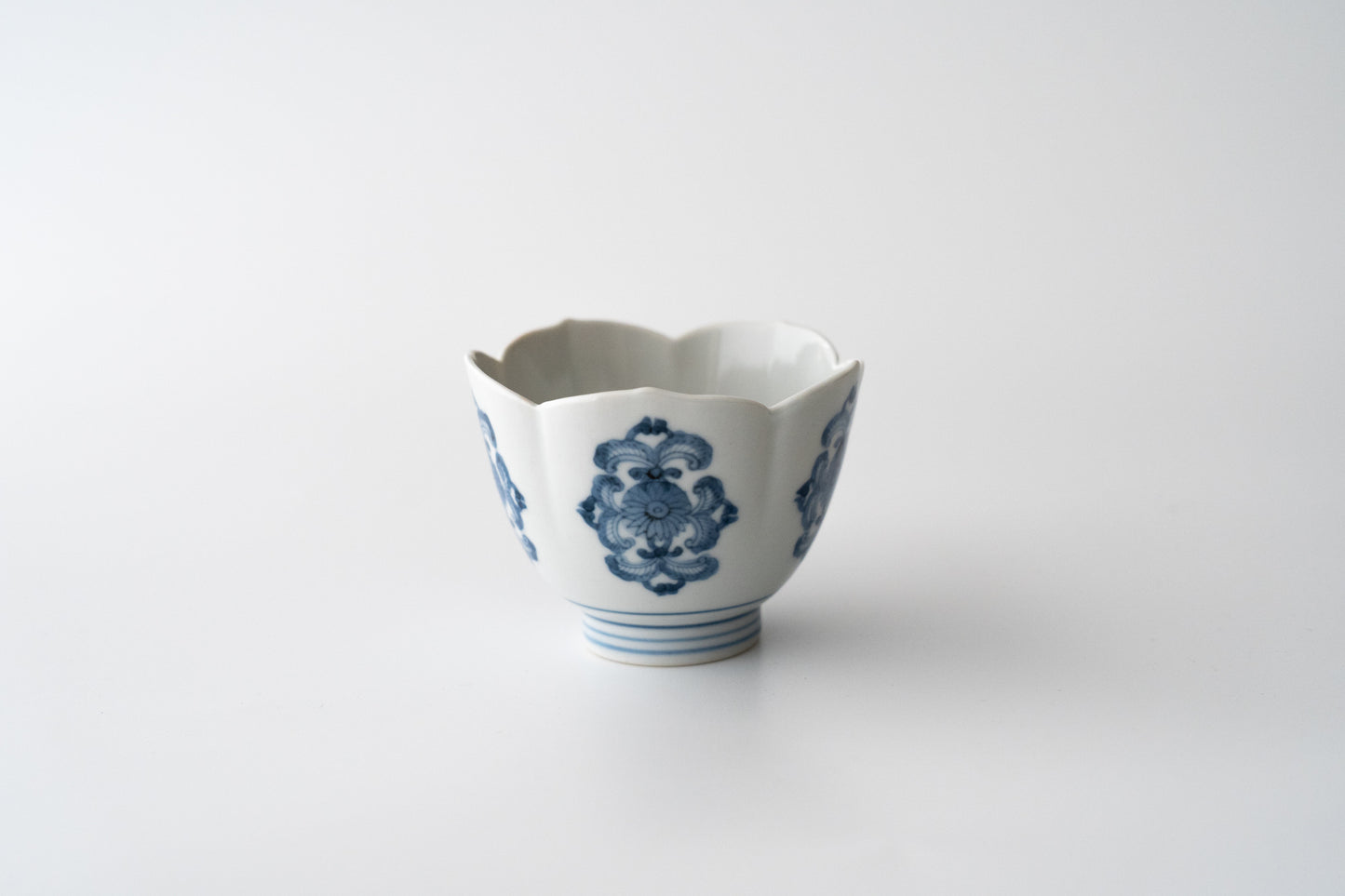 Sake cup with flower design, Imari ware in Kakiemon style