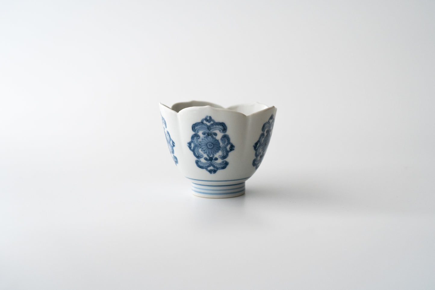 Sake cup with flower design, Imari ware in Kakiemon style