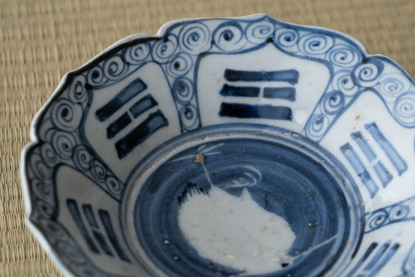Early Imari heron pattern flat tea bowl