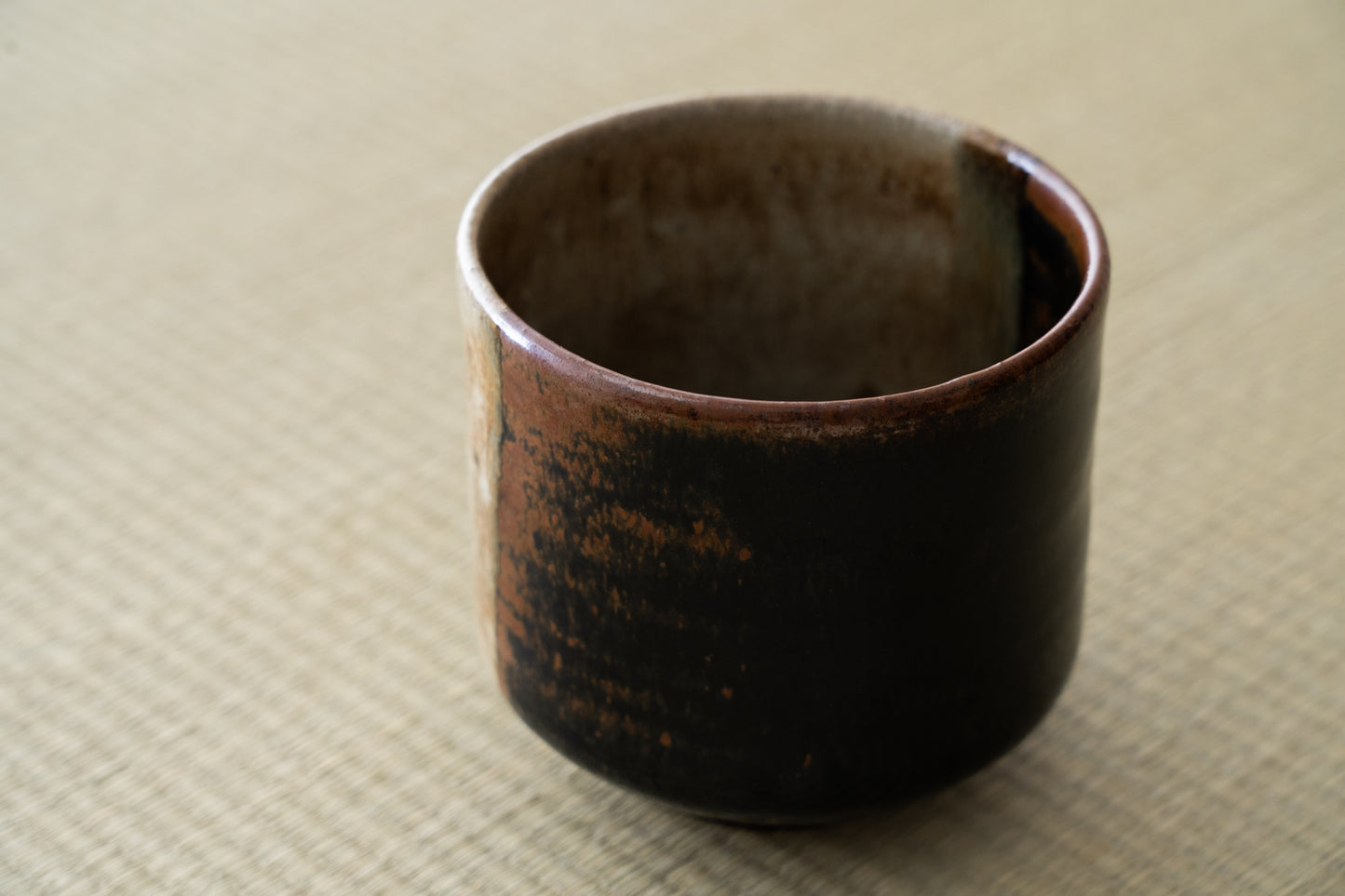 高取掛分筒茶碗
