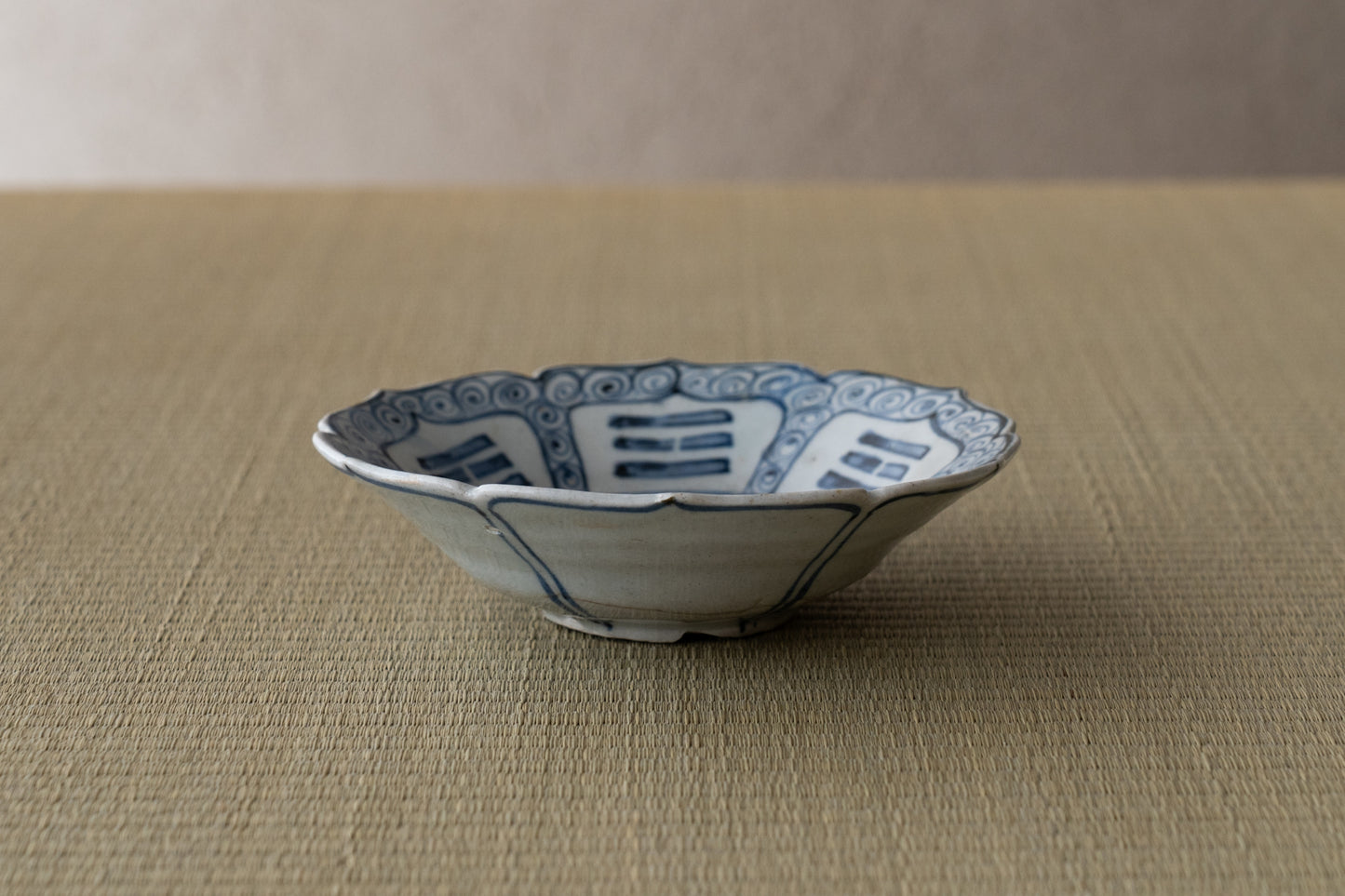 Early Imari heron pattern flat tea bowl