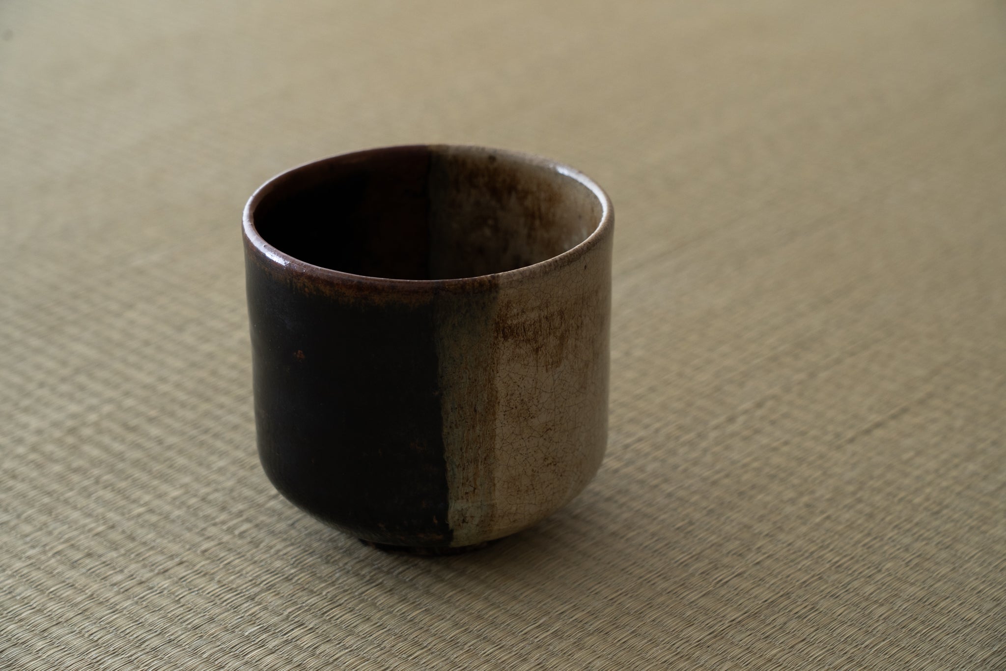 高取掛分筒茶碗