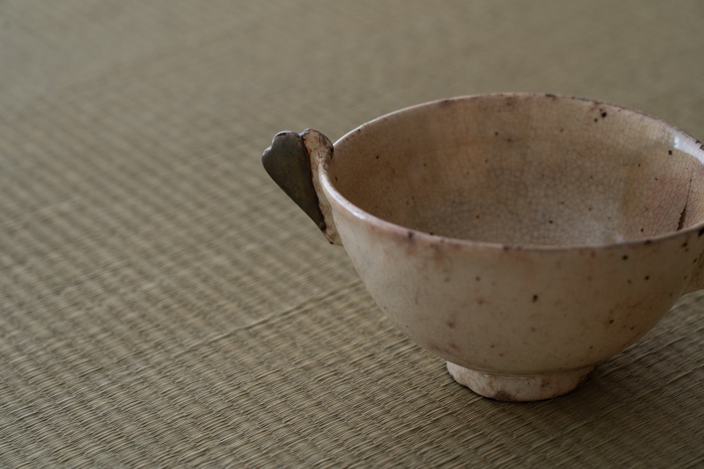 带边缘的 Kohiki 茶碗