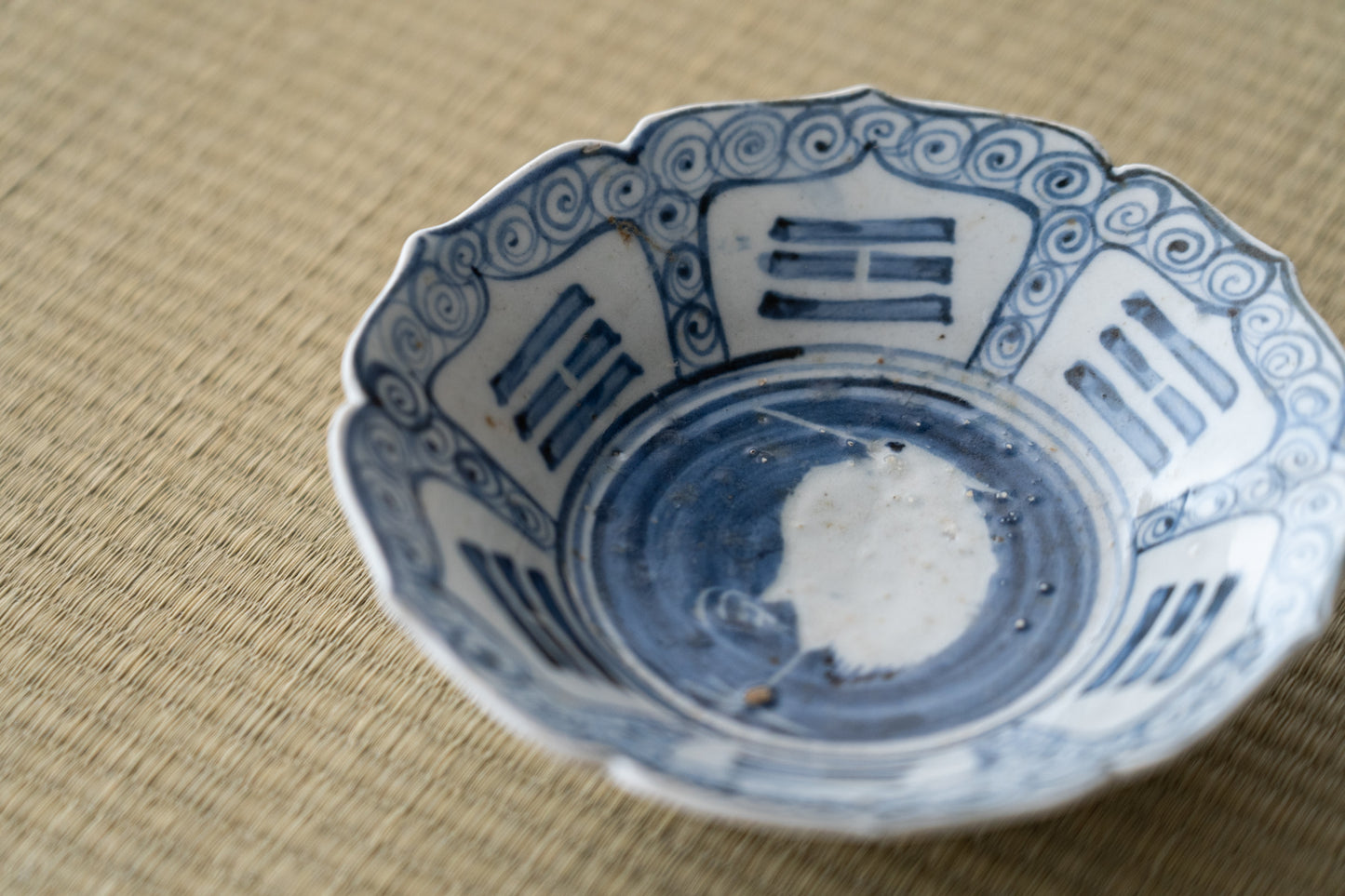 Early Imari heron pattern flat tea bowl