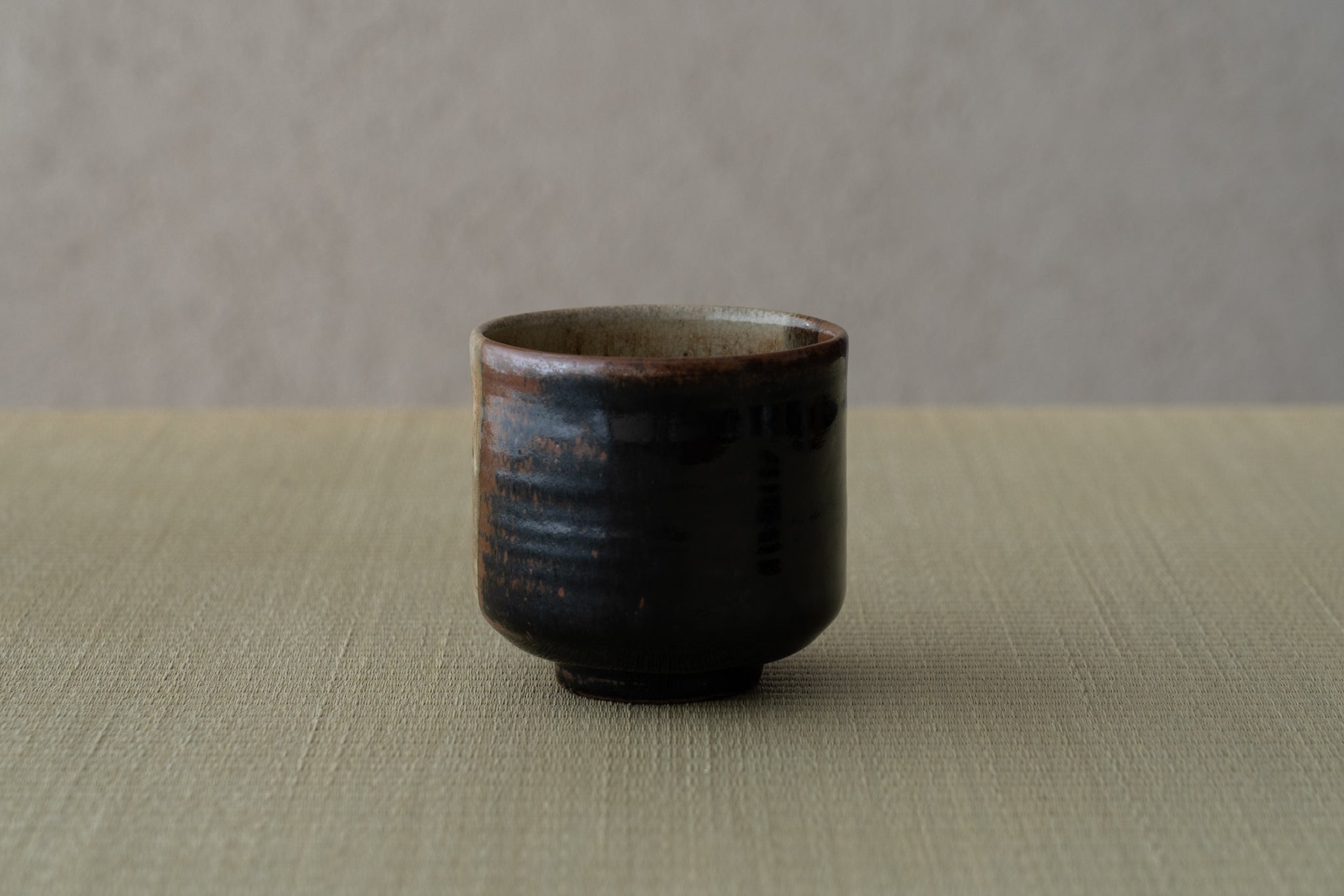 高取掛分筒茶碗