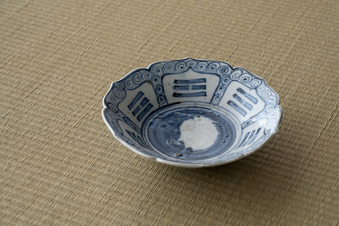 Early Imari heron pattern flat tea bowl