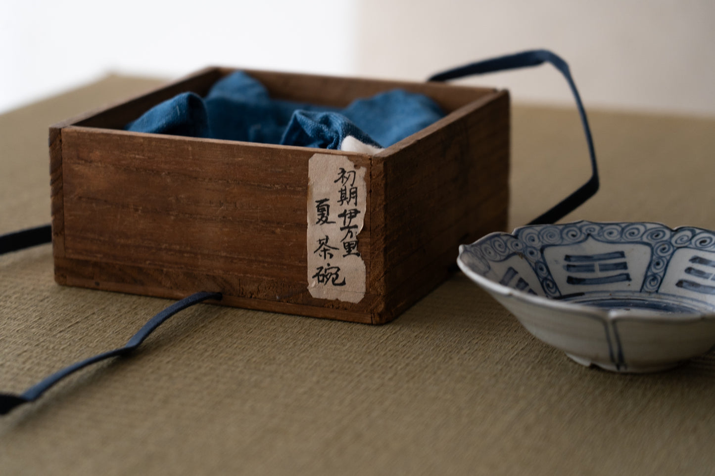 Early Imari heron pattern flat tea bowl