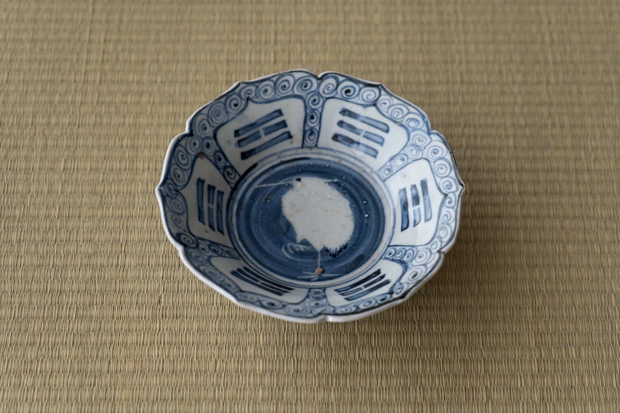 Early Imari heron pattern flat tea bowl