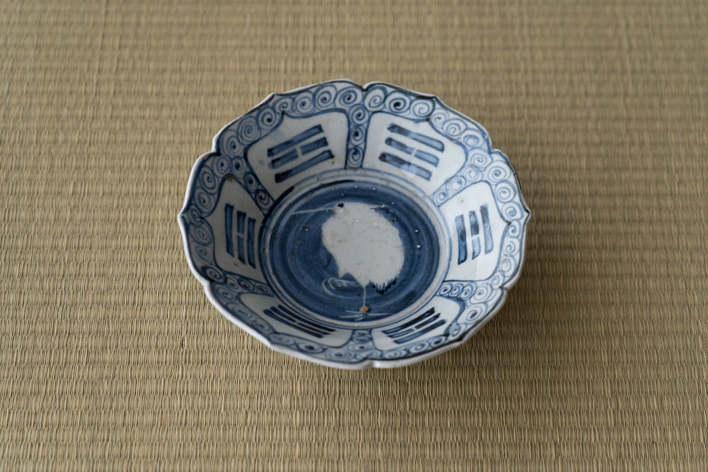 Early Imari heron pattern flat tea bowl