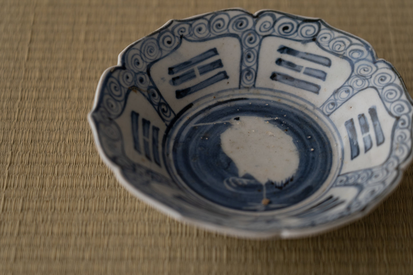 Early Imari heron pattern flat tea bowl