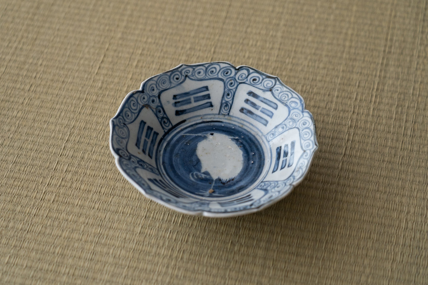Early Imari heron pattern flat tea bowl