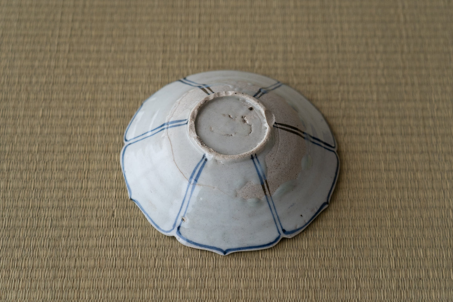 Early Imari heron pattern flat tea bowl