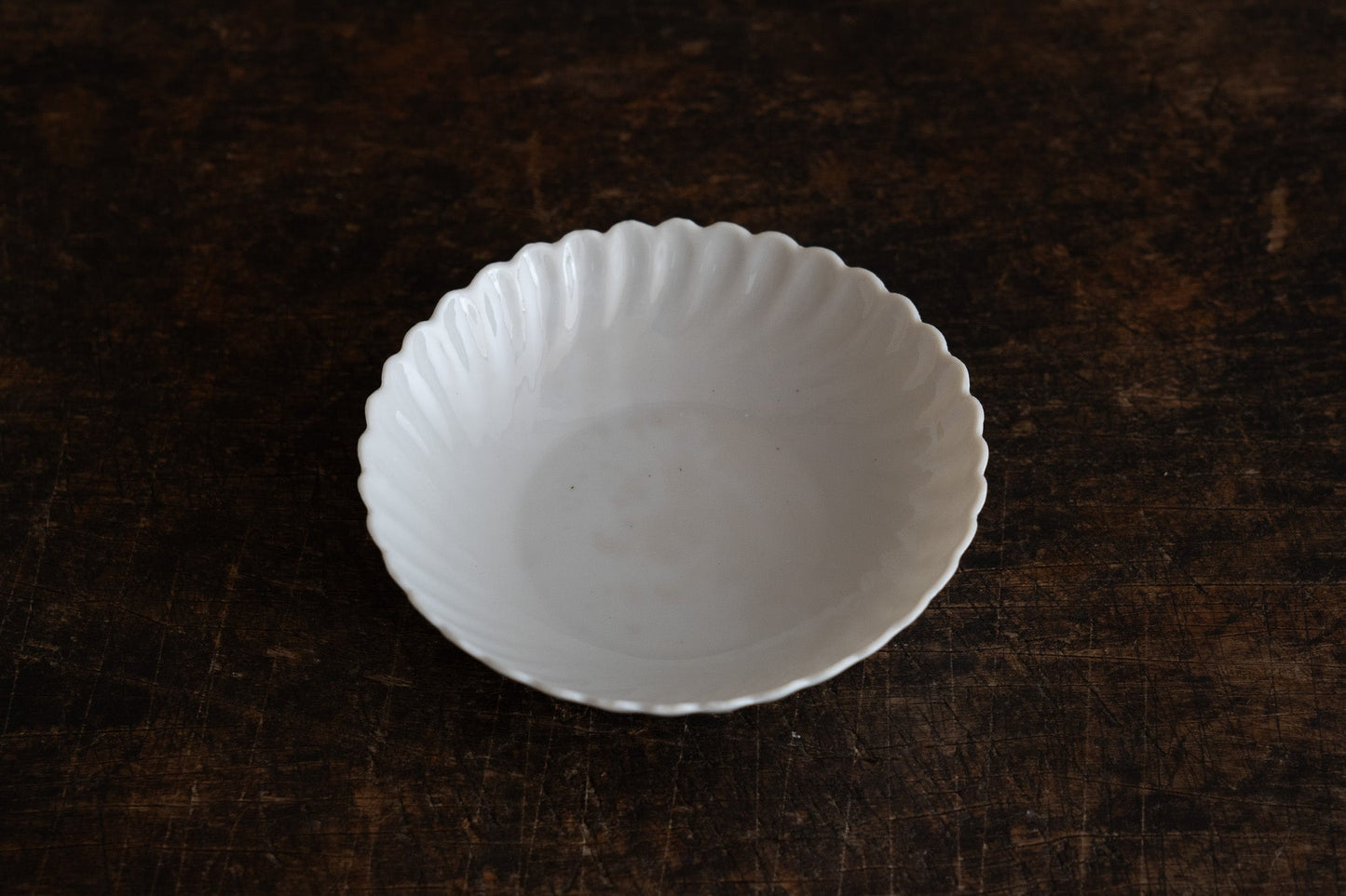 White porcelain chrysanthemum flower-shaped dish 【Gray stain】