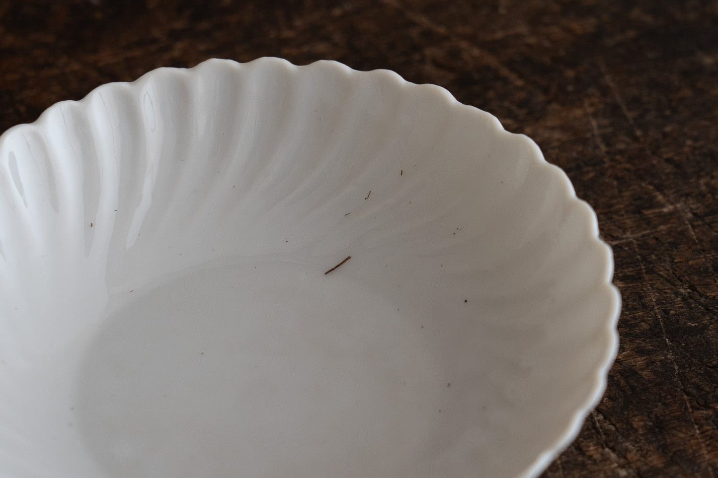 White porcelain chrysanthemum flower-shaped dish 【Gray stain】