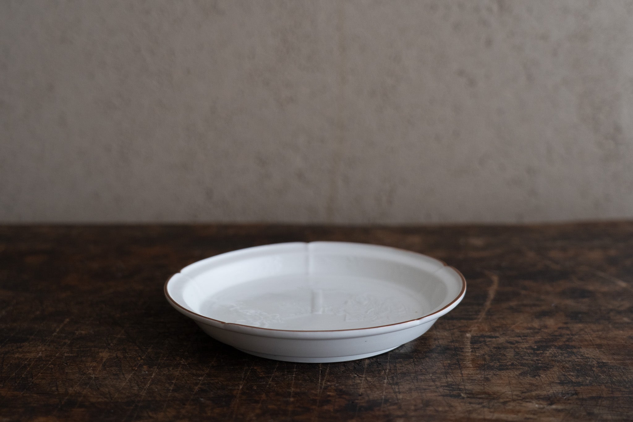 Kakiemon White Porcelain Flower Shaped Plate 【Good condition】