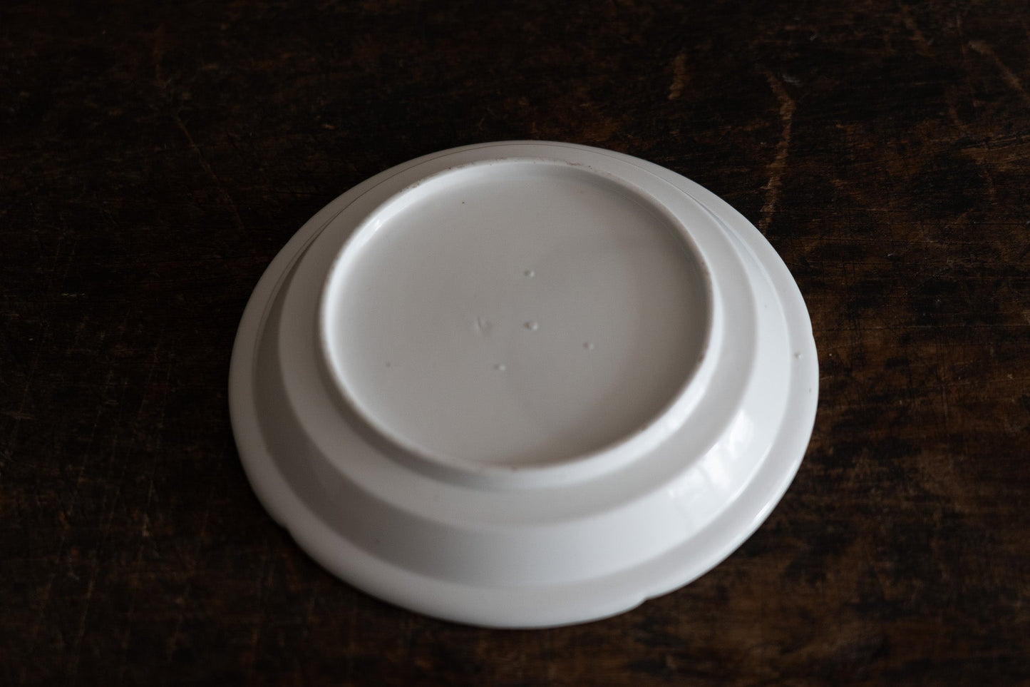 Kakiemon White Porcelain Flower Shaped Plate 【Gray stain】