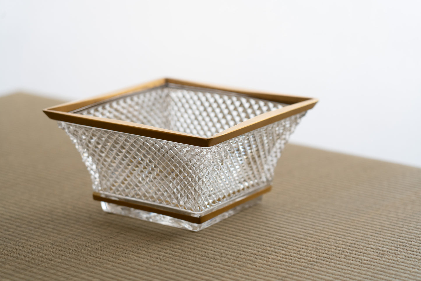 Gilded square shaped cut-glass bowl with plain diamonds on sides, Harumi Baccarat［Reproduction］