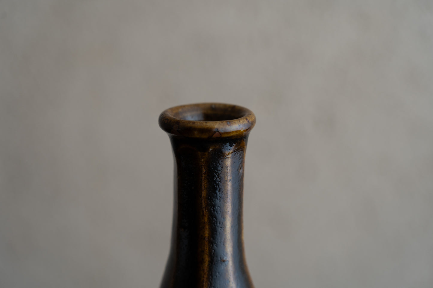 琥珀釉面琢形瓶
