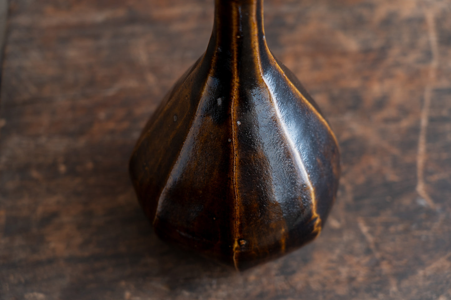 琥珀釉面琢形瓶