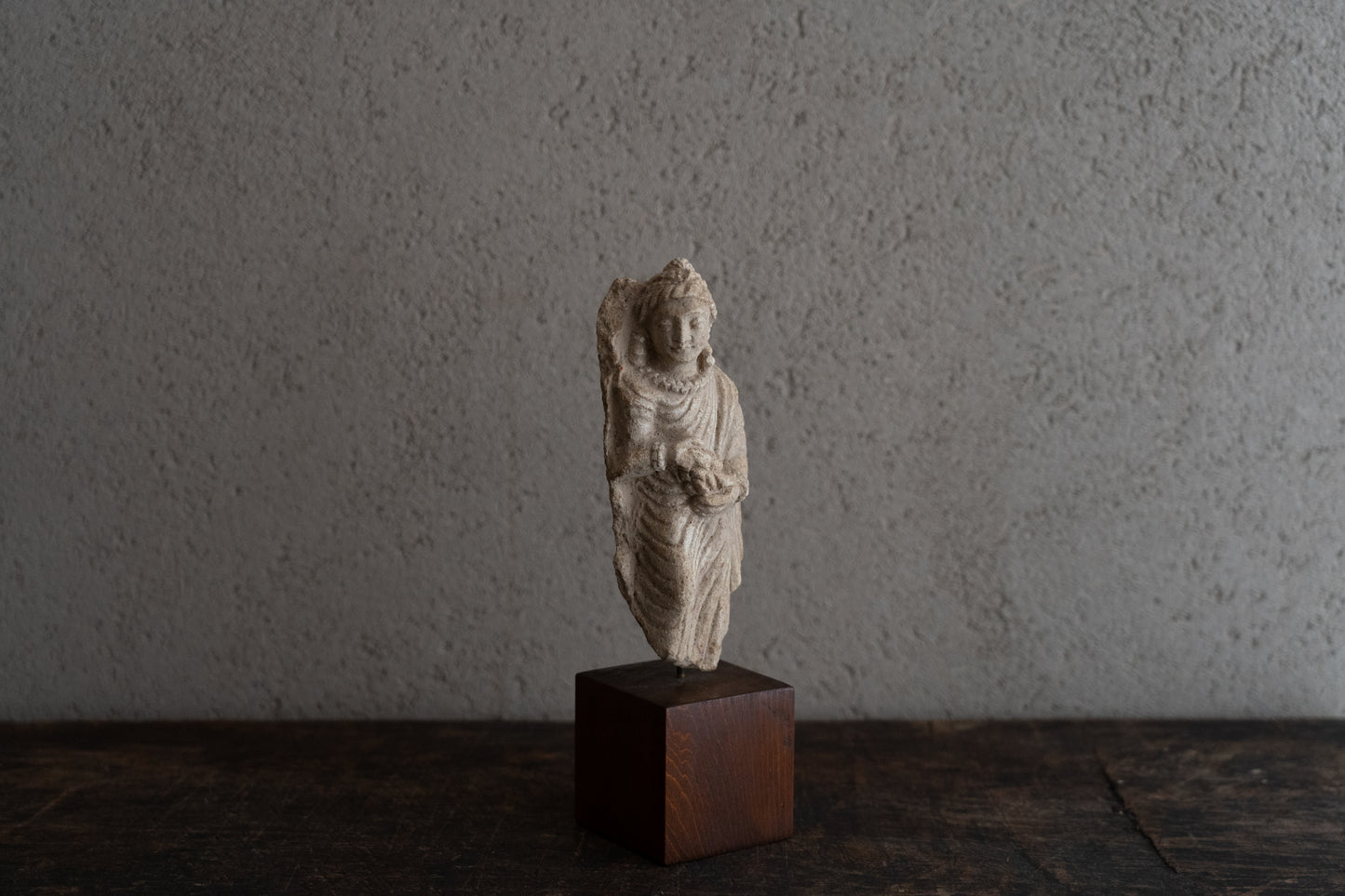 哈达出土的灰泥女性捐赠者雕像
