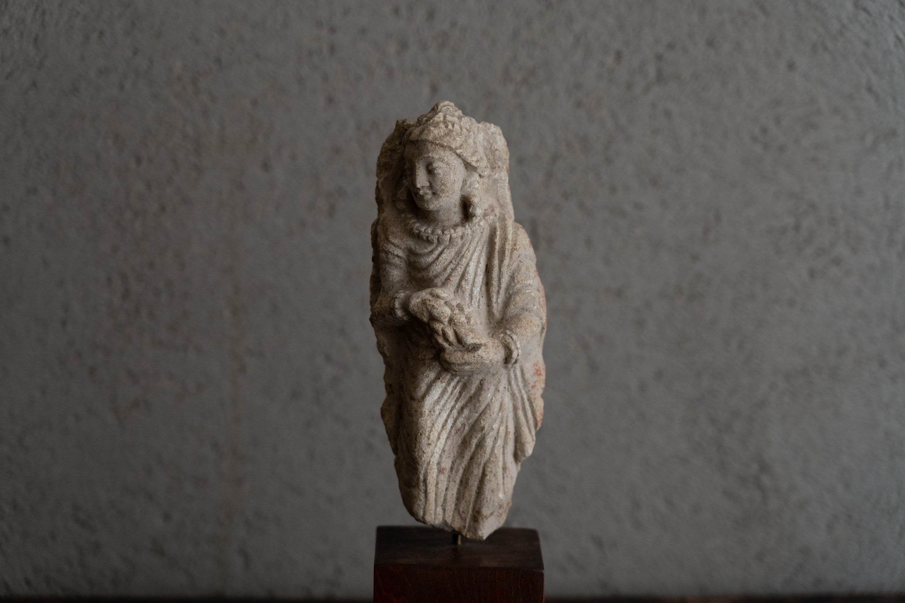 哈达出土的灰泥女性捐赠者雕像