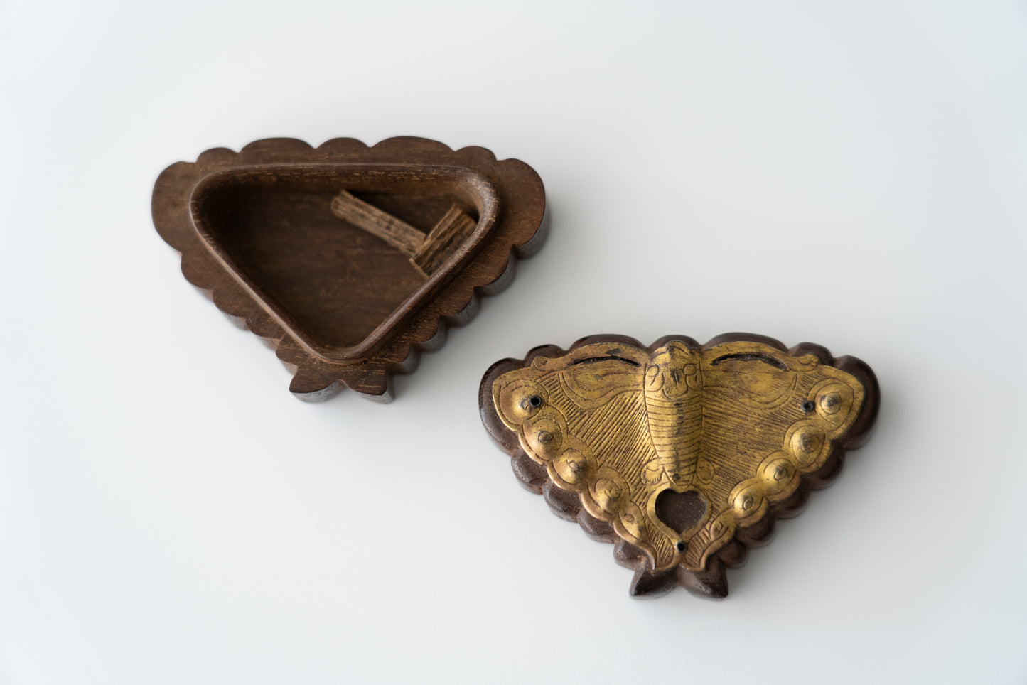 Butterfly shaped fittings incense container from wrapper of buddhist scripture Jingoji Issai-kyo