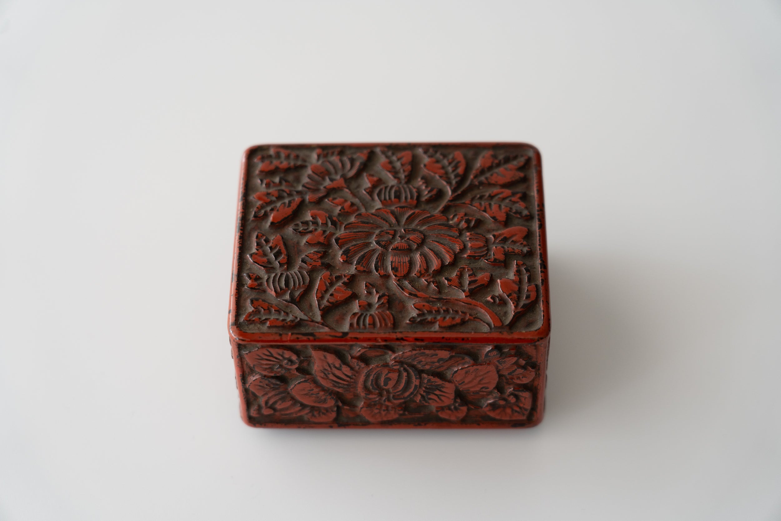 Kamakura-bori incense box with Narcissus and Chrysanthemum design