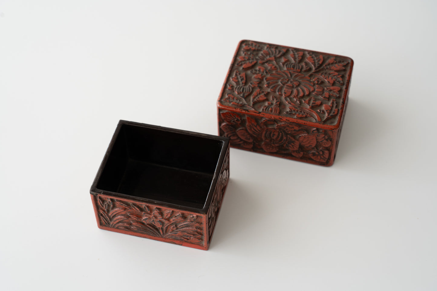 Kamakura-bori incense box with Narcissus and Chrysanthemum design