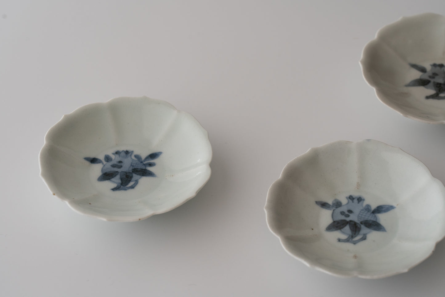 A set of five small dishes with pomegranate design, Early Imari ware