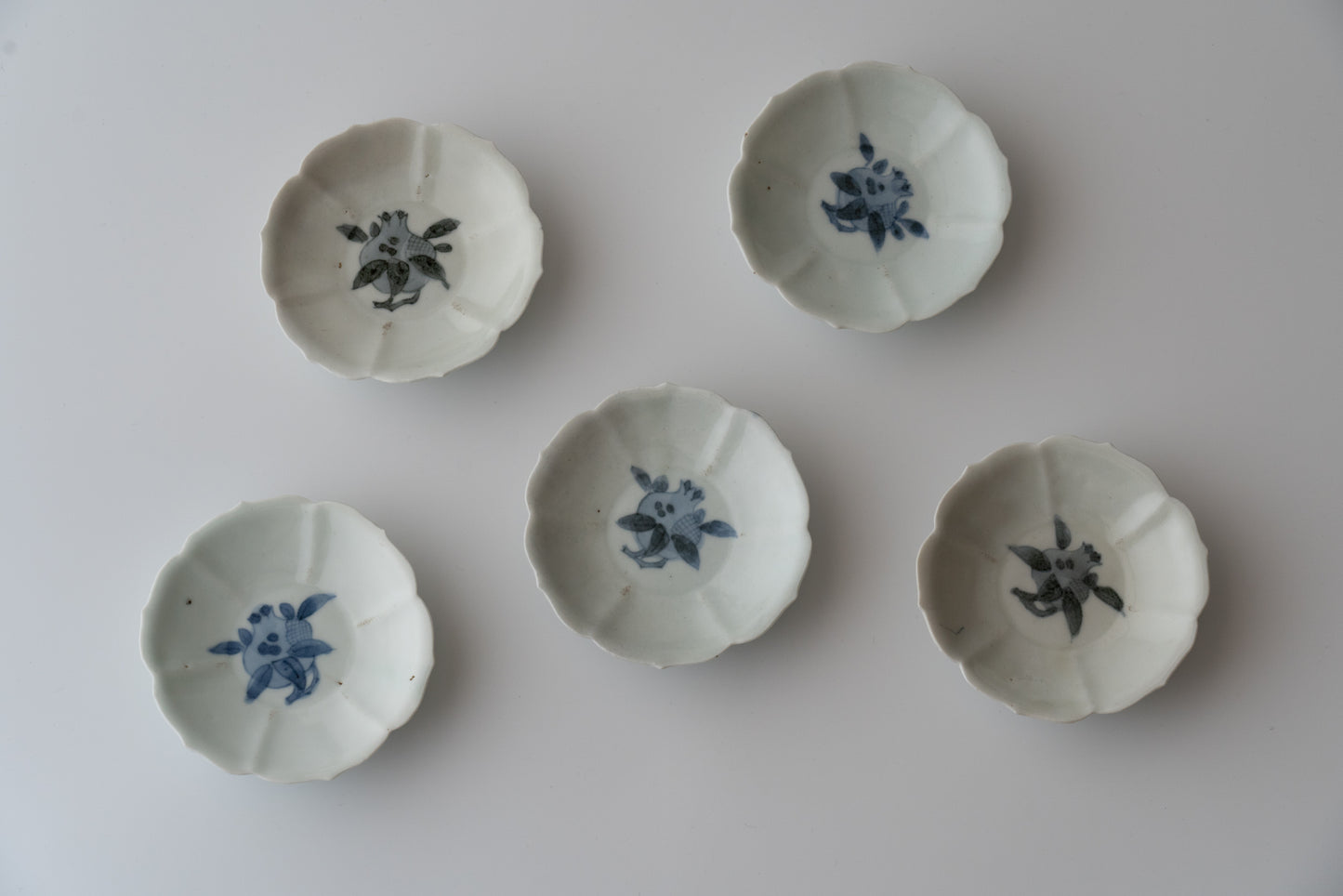 A set of five small dishes with pomegranate design, Early Imari ware