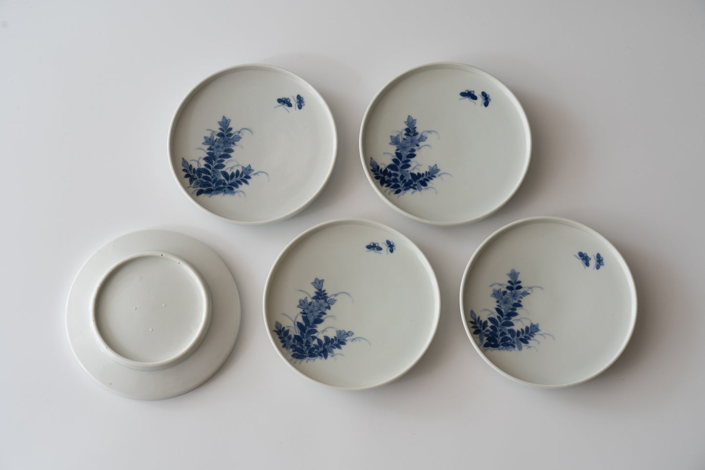 Dish with chinese bellflower and butterfly design, Imari ware in Kakiemon style