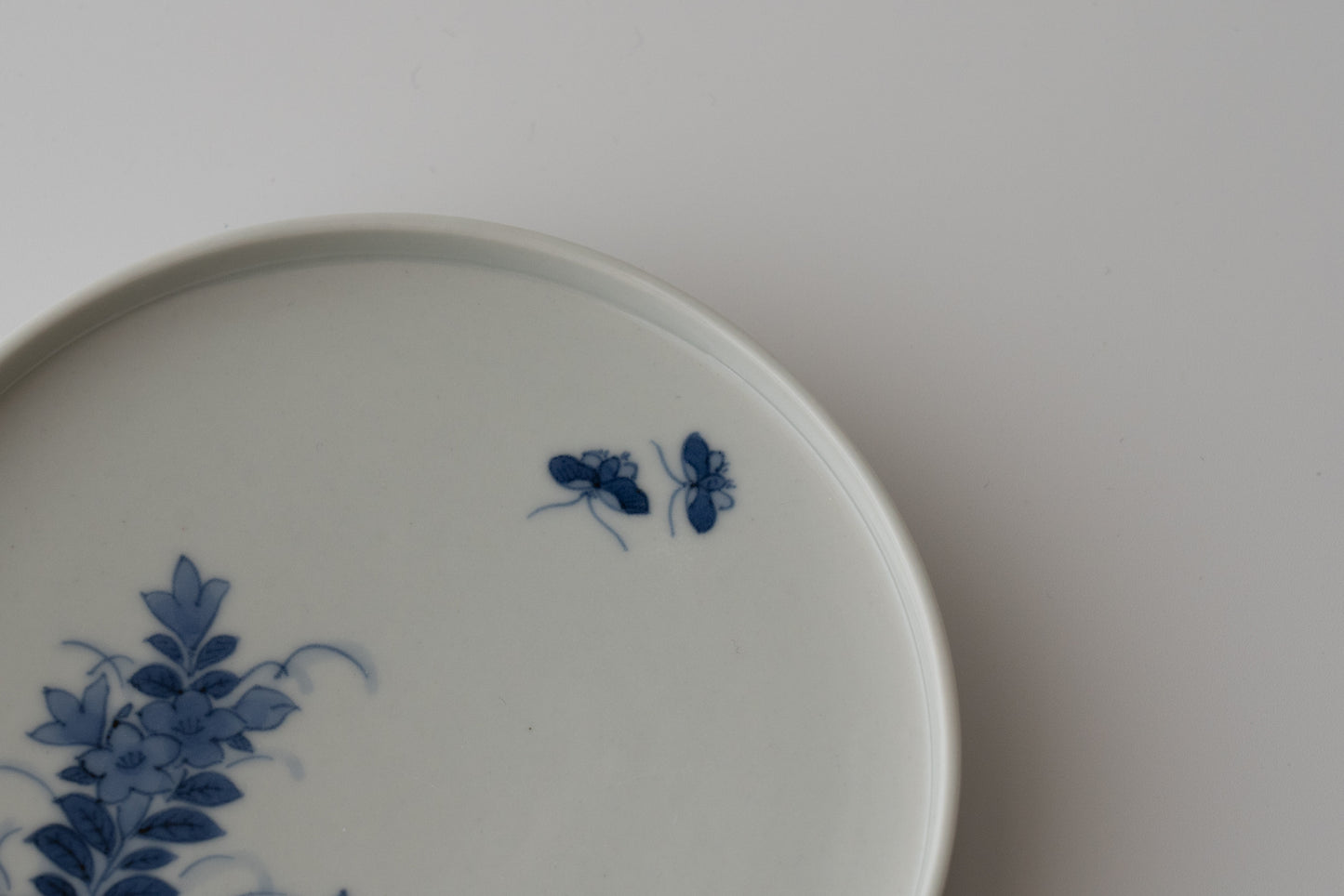 Dish with chinese bellflower and butterfly design, Imari ware in Kakiemon style