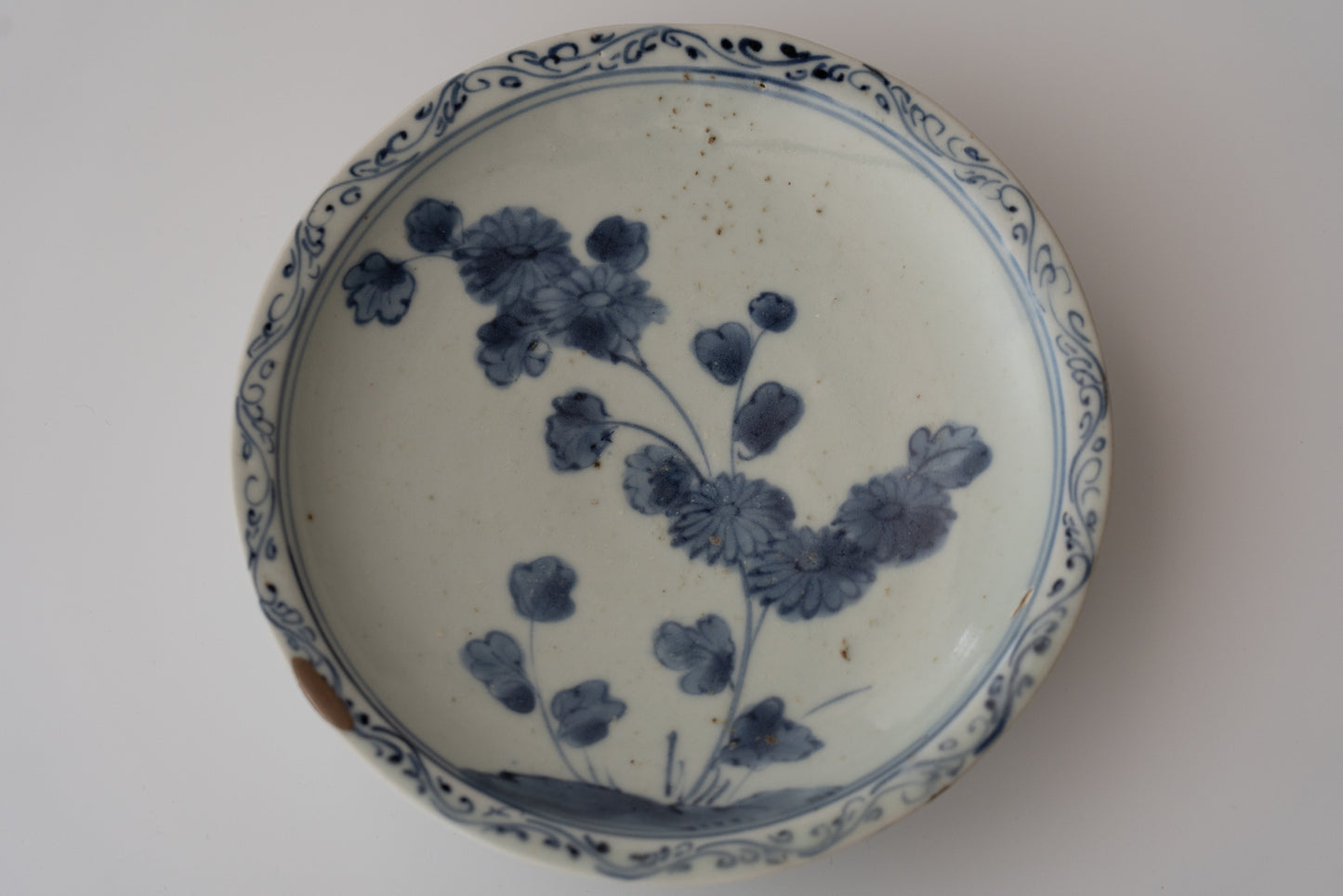 Early Imari chrysanthemum pattern plate