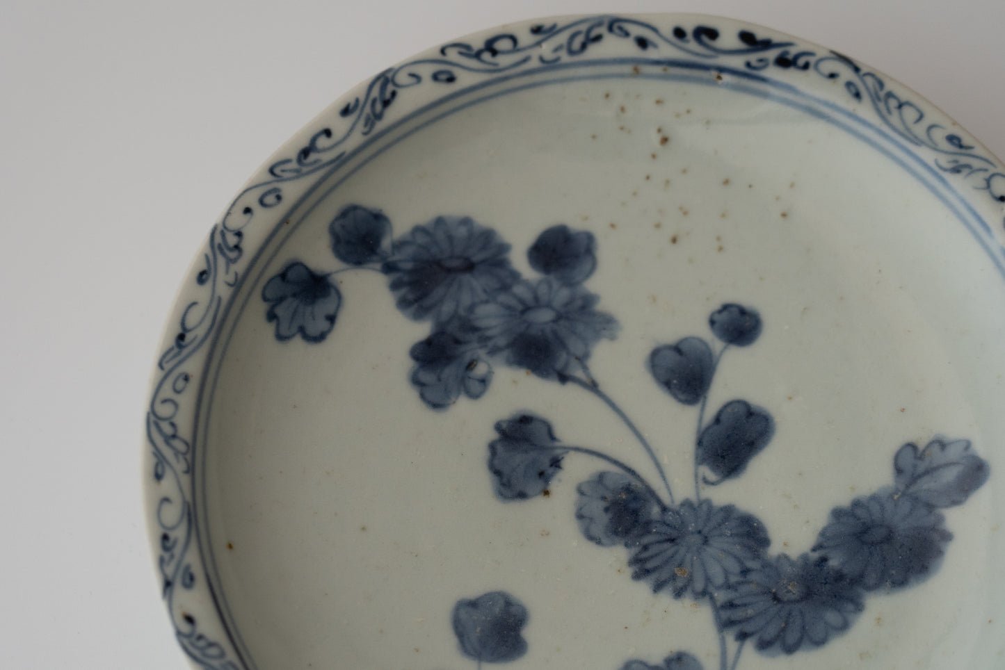 Early Imari chrysanthemum pattern plate