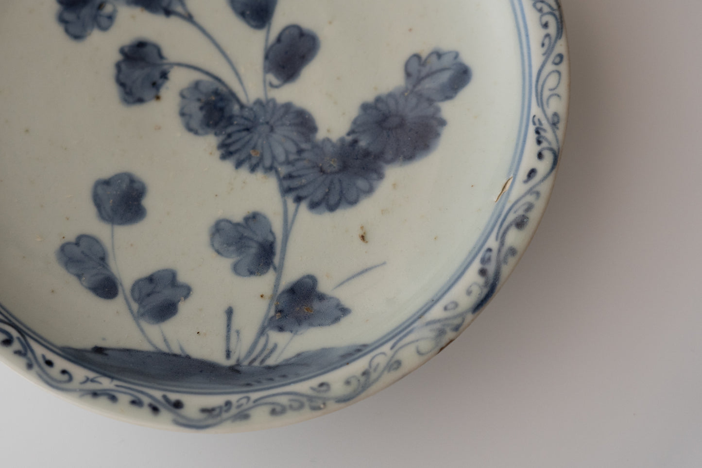 Early Imari chrysanthemum pattern plate