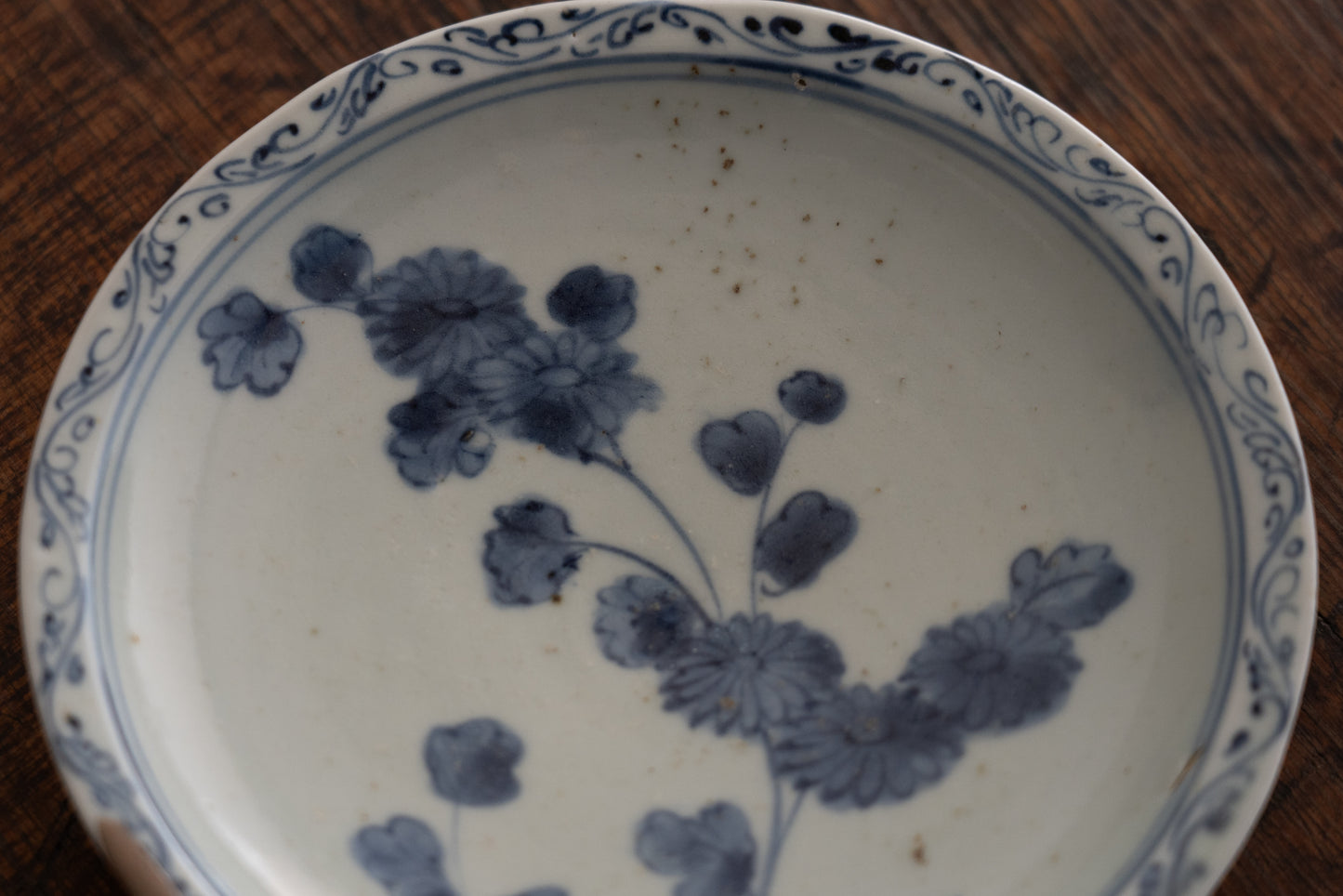 Early Imari chrysanthemum pattern plate